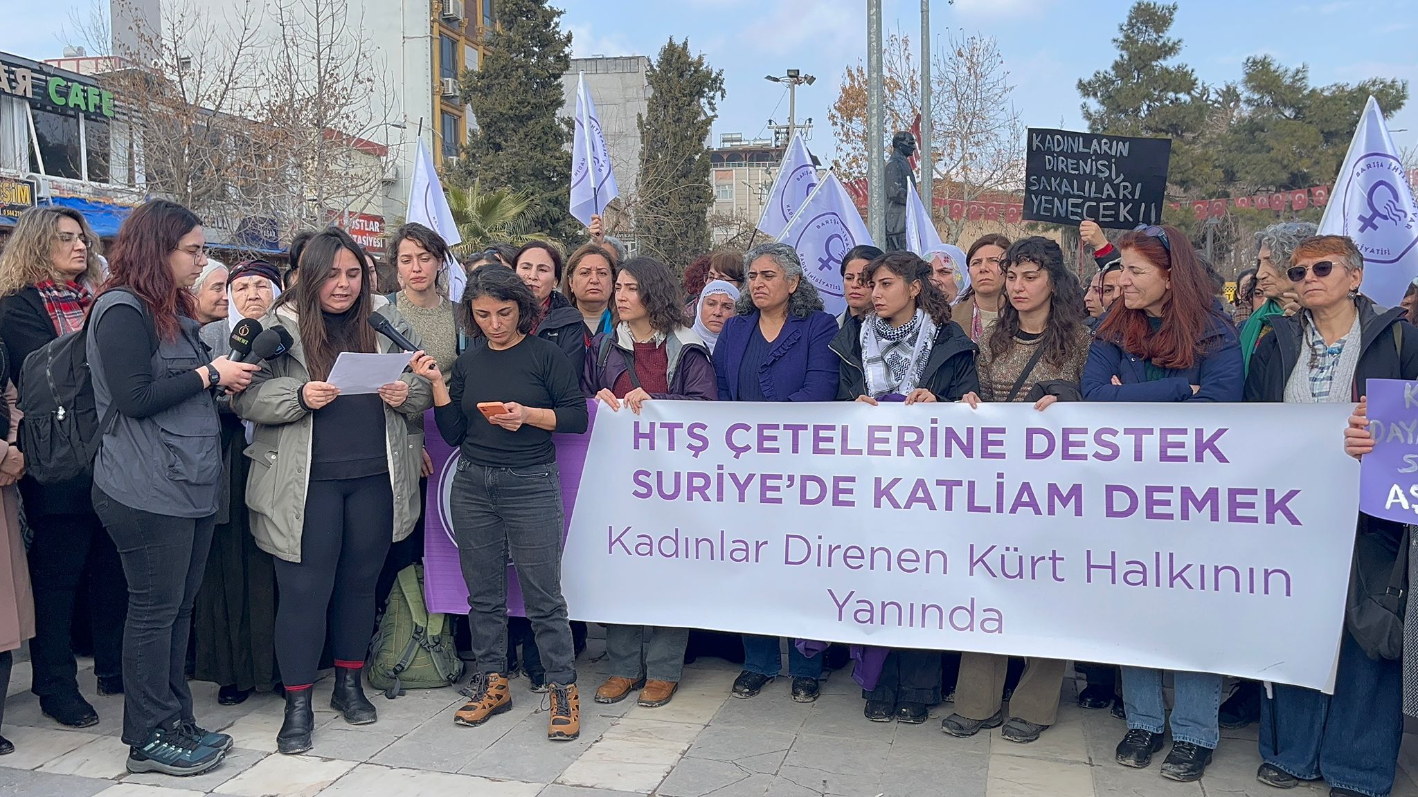 Biz kadınlar, HTŞ’nin Rojava’ya yönelik saldırılarının karşısındayız!